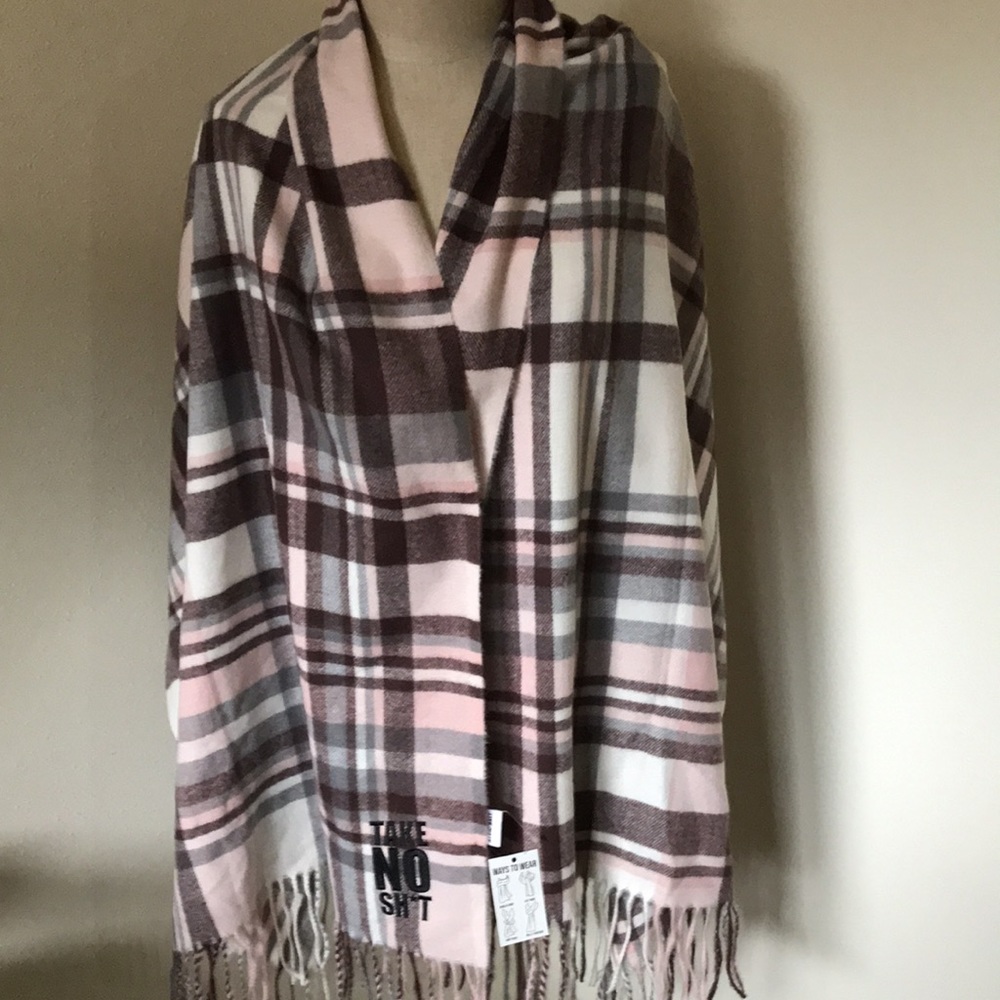 Fun wrap for the cold weather. NWT